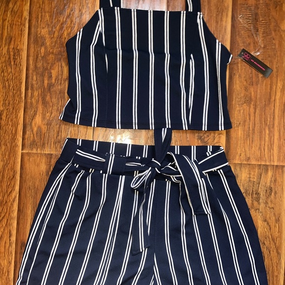 MATCHING SET - Picture 3 of 5